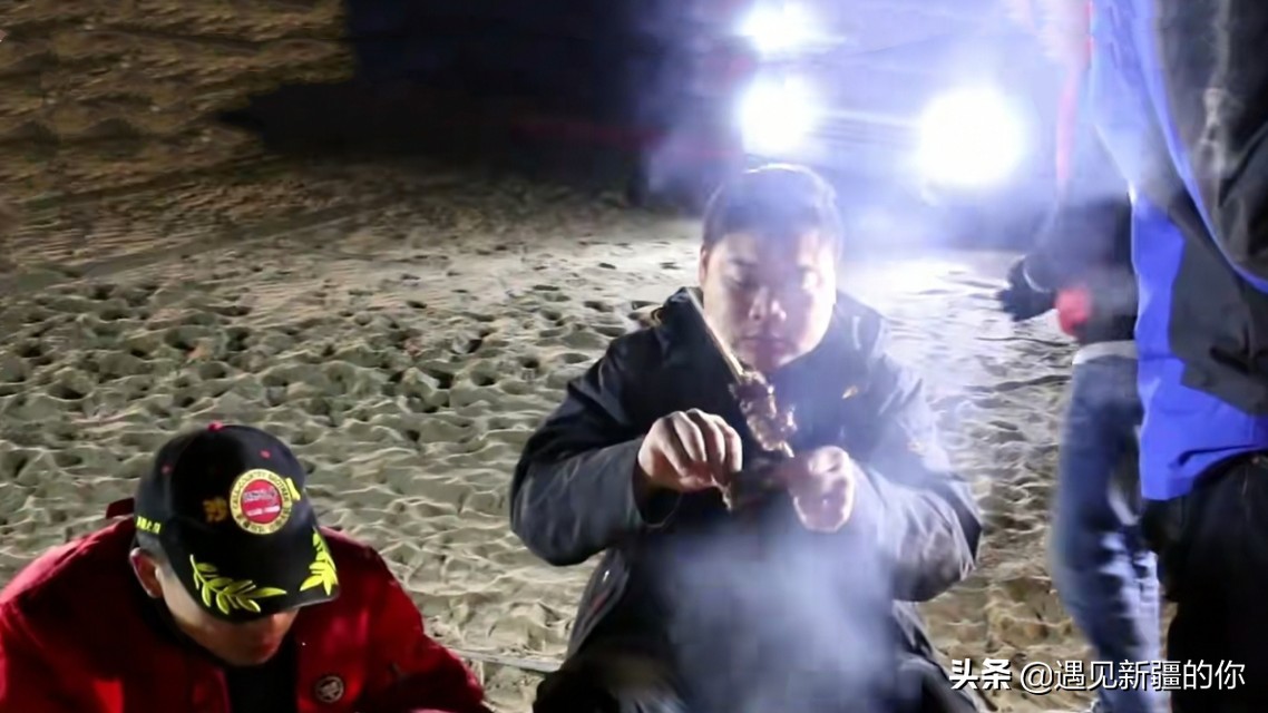 塔克拉玛干沙漠篝火晚会,六轮越野车穿越无人区