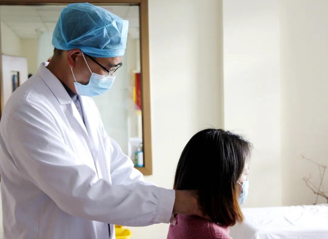 复工潮下现“宅出来的痛”，专家教您4组动作放松颈部、肩背部