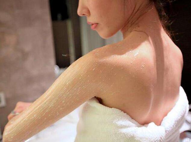 怎么可以让后背痘痘不再蔓延了,后背痘痘怎么治疗最有效