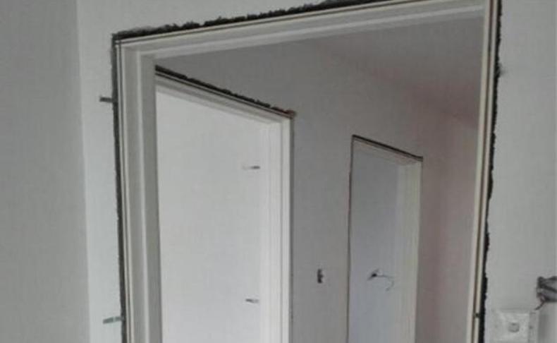 只是给门套安装几个小铁片，师傅就要300块，而朋友还说值