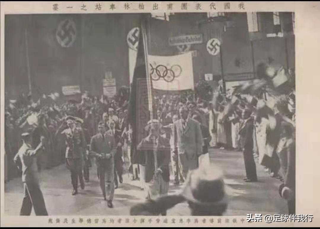 国足晋级球迷高唱我的祖国,高唱我和我的祖国对唱版