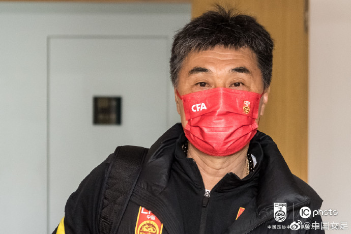 铿锵玫瑰启程赴韩国,陈戌源送行,足协官方送祝福:期待凯旋