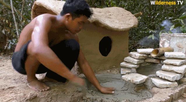 小哥哥徒手建房子,小伙为流浪狗打造温馨的城堡