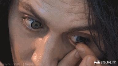 都别动！我掉了一只隐形眼镜