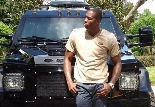 当NBA一帮巨人遇到豪车：阿杜像乡下表哥刚进城，自嘲买不起跑车