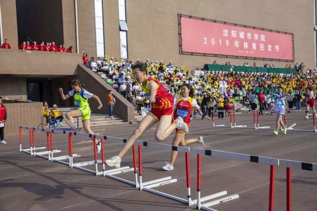 千人晚宴、体育狂欢、明星路演……玩转校园文化，尽享大学魅力！