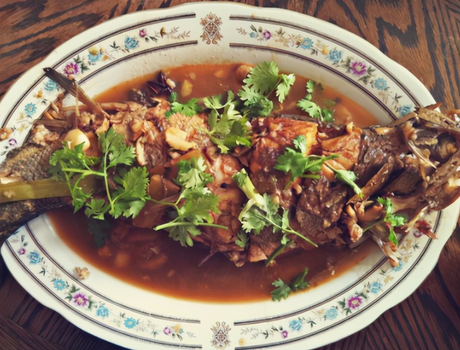 炖鱼应少放或不放酱油才好吃,炖鱼时万万别用酒和醋去腥