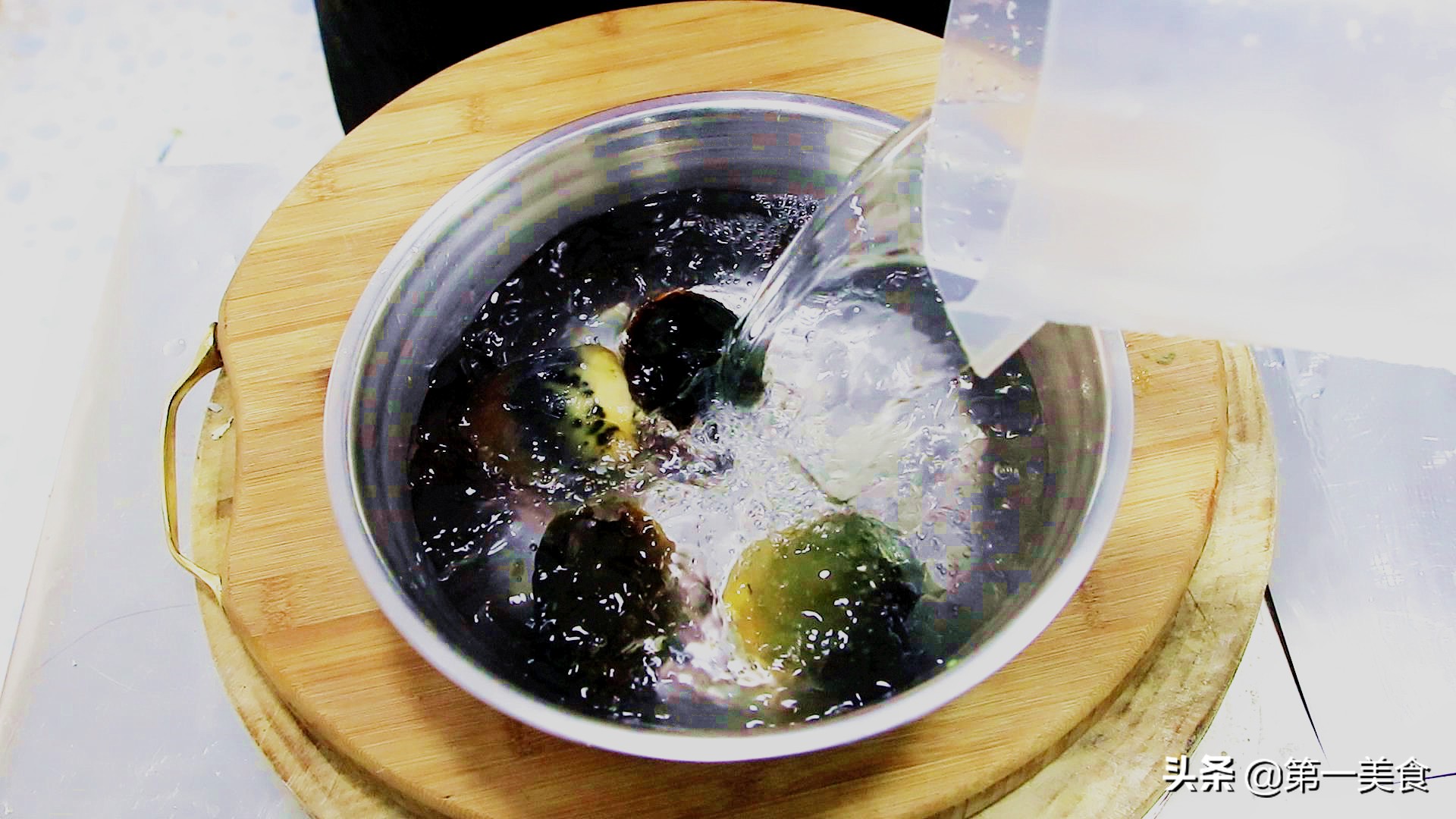 学会这凉拌技巧皮蛋滑嫩不涩,皮蛋如何不用姜拌凉菜