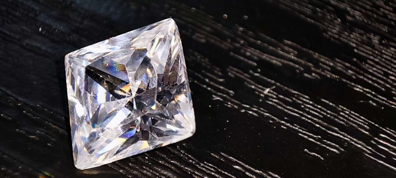 有人能看出来锆石和钻石的区别吗 (锆石是不是钻石)