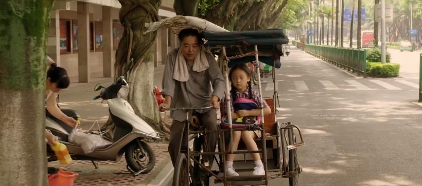 五十岁穷苦老汉24年前收养女弃婴,穷困老汉蹬三轮养了十二年的弃婴