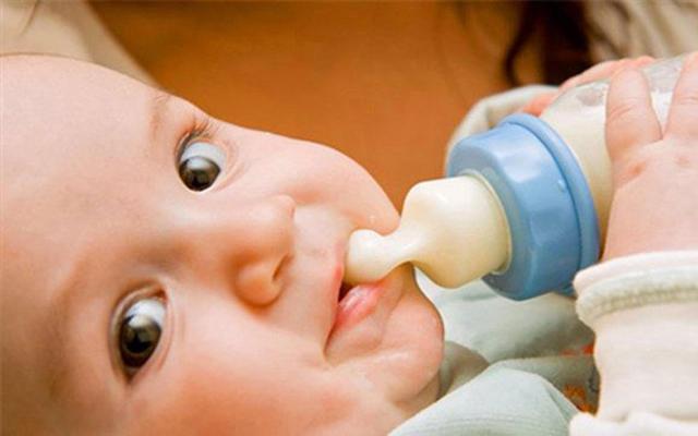 四个月婴儿厌吃奶原因,四个月宝宝情绪糟糕怎么回事