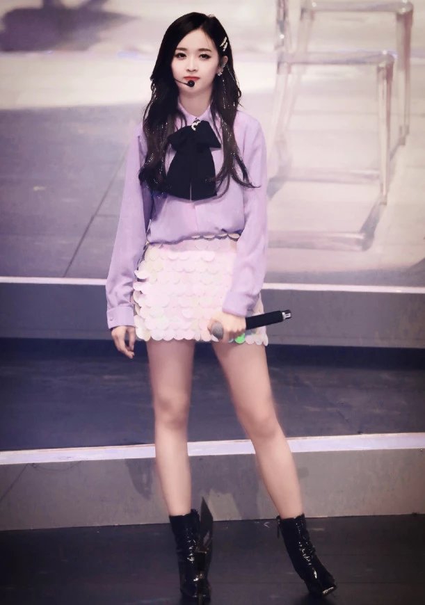 吴宣仪孟美岐绑鞋带,吴宣仪鞋带