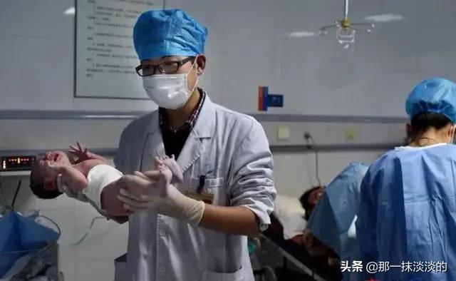 “孩子都出来了，你掏什么掏”男医生把手伸进产道，老公愤怒发问