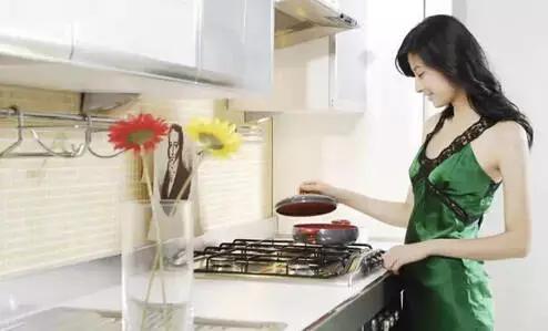 洗澡可以戴翡翠貔貅吗,翡翠吊坠洗澡可以戴吗