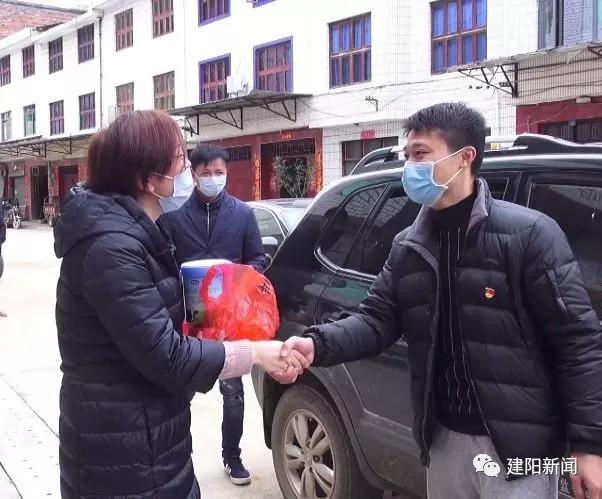 党旗在一线飘扬党员在一线建功,党旗飘扬在一线党员冲锋在前沿