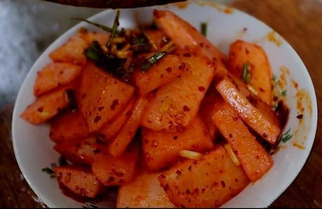 春节必备的凉拌萝卜教程，腌萝卜时这1步不能少，辛辣味自动去除