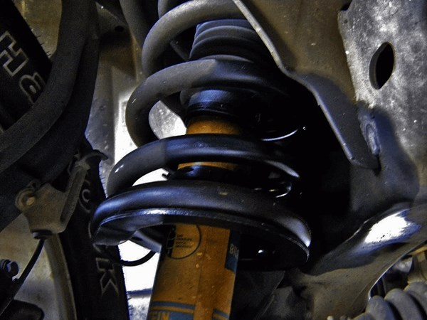 减震器漏油是换总成还是换芯子好,踏板摩托车前减震器漏油怎么处理