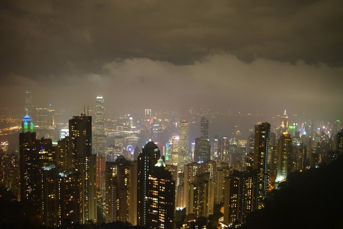 世界将我包围下一句,世界将我包围演唱