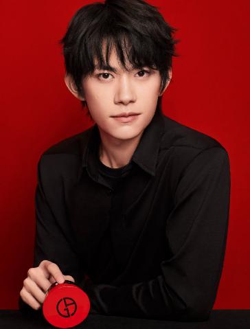 阿玛尼美妆二十周年，代言人易烊千玺开启您的变美之旅