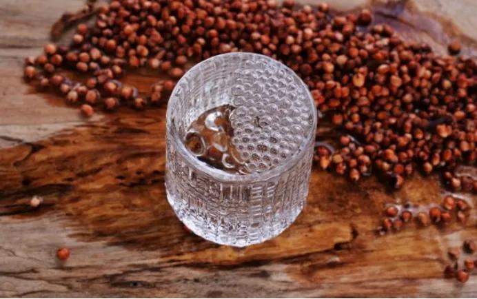 “躲在”街边小卖部的3款白酒，虽然廉价，却都是100%优级纯酿