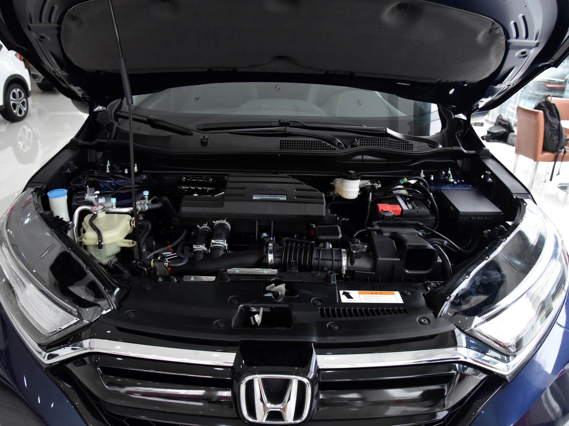 6.4L油耗日系SUV销冠,大空间高配置车又耐用,实拍本田CR-V