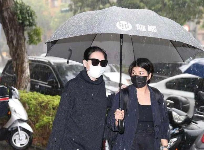 小S这样的朋友值得深交，吊唁朋友真诚，安慰家属也是高情商