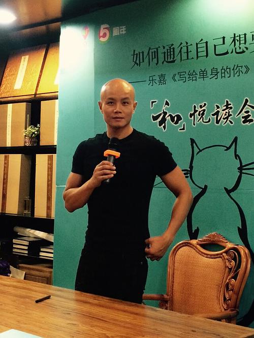 46岁的乐嘉，混成这样该怪谁呢？成于富豪妻子败于自己