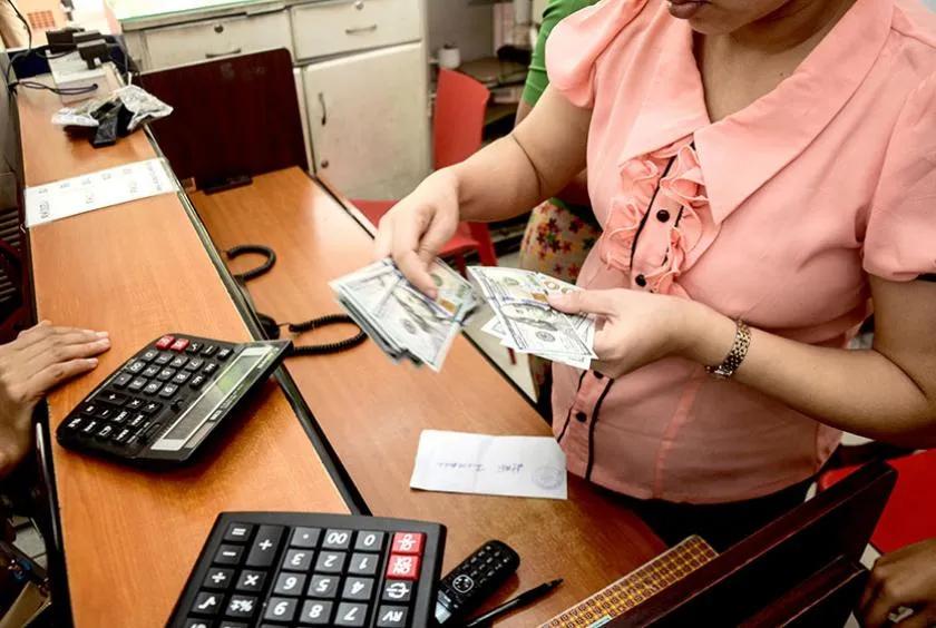 缅甸国内美元汇率下跌，需求增加，兑换机构面临美元短缺的情况