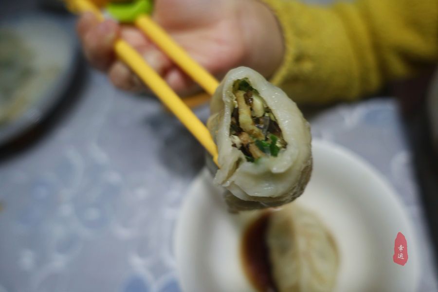 吃饺子不放肉,全家人还都吃得有滋有味的,孙女吃得最开心