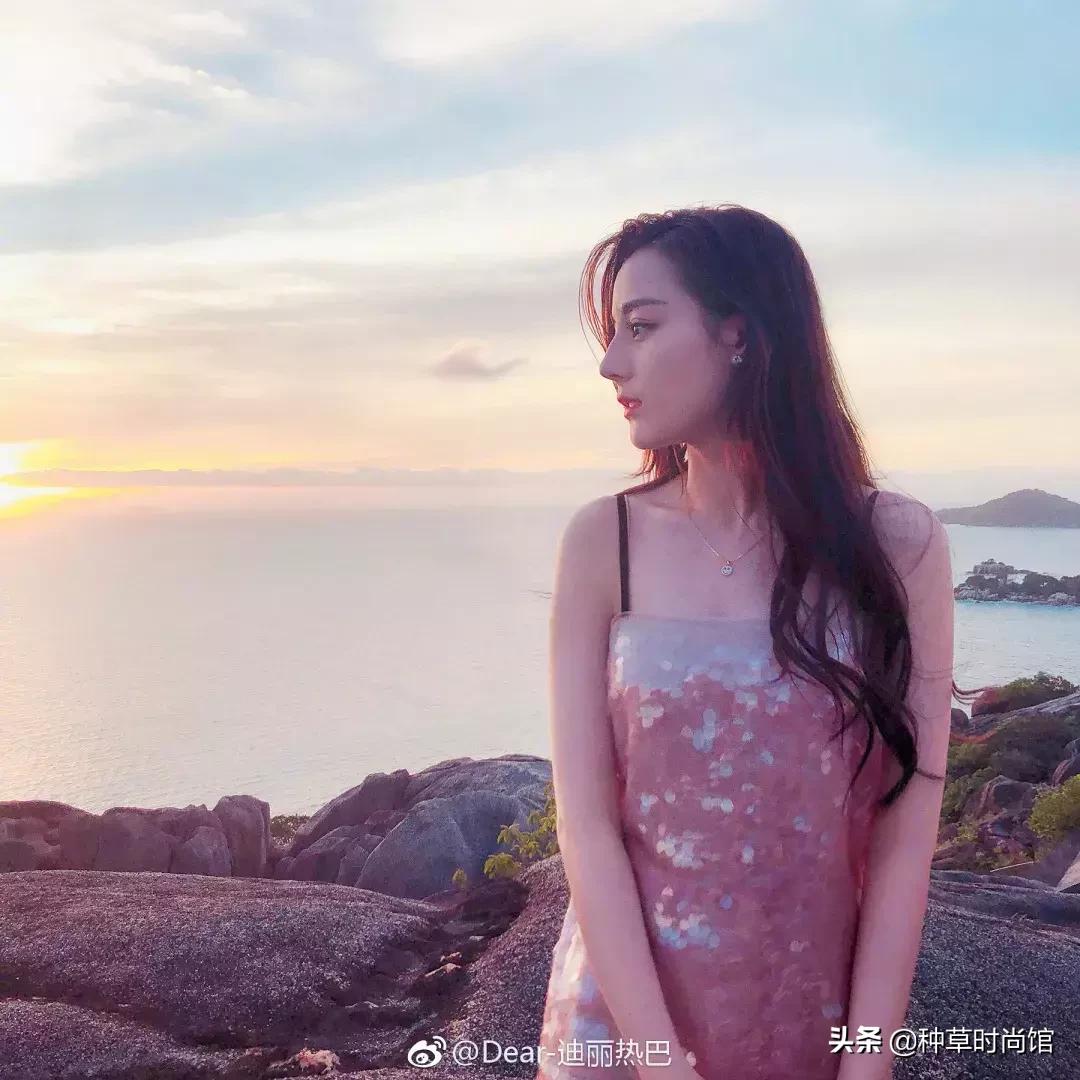 关晓彤素颜自拍与鹿晗撞脸,关晓彤为鹿晗庆生后芭比造型亮相