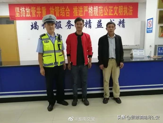 砸窗救人的身影,一群人在暴雨中敲车窗救人