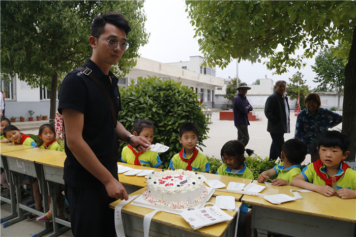 六一儿童节献爱心慰问活动,关爱困境儿童六一慰问暖童心