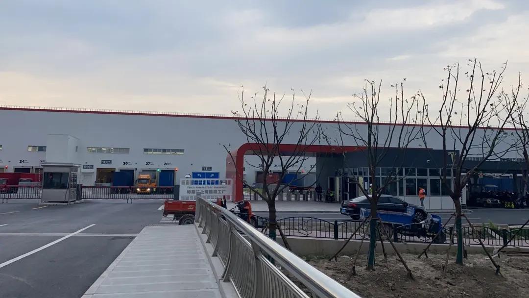 实探上海特斯拉工厂：ModelY两月后或投产，每周200名应聘者涌入