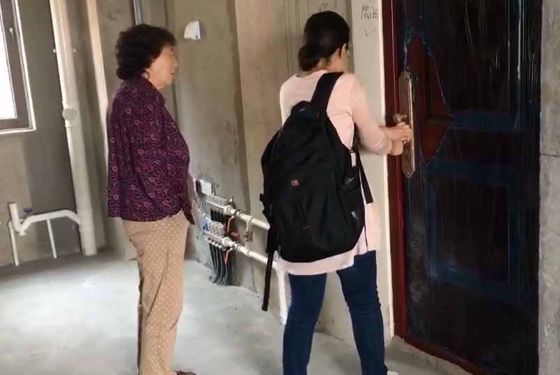 尴尬了！交房当天遭遇正大·佳源都市“挡门神”，一家被困新房出不去