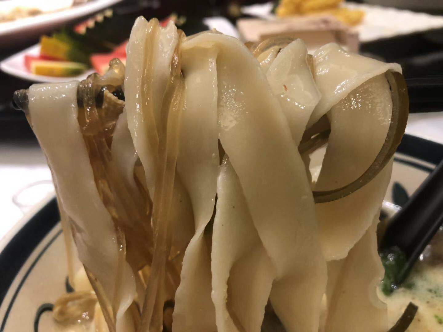 郑州石磨烩面喧嚣热闹,深夜开车路过吃一碗,这几道硬菜过目不忘