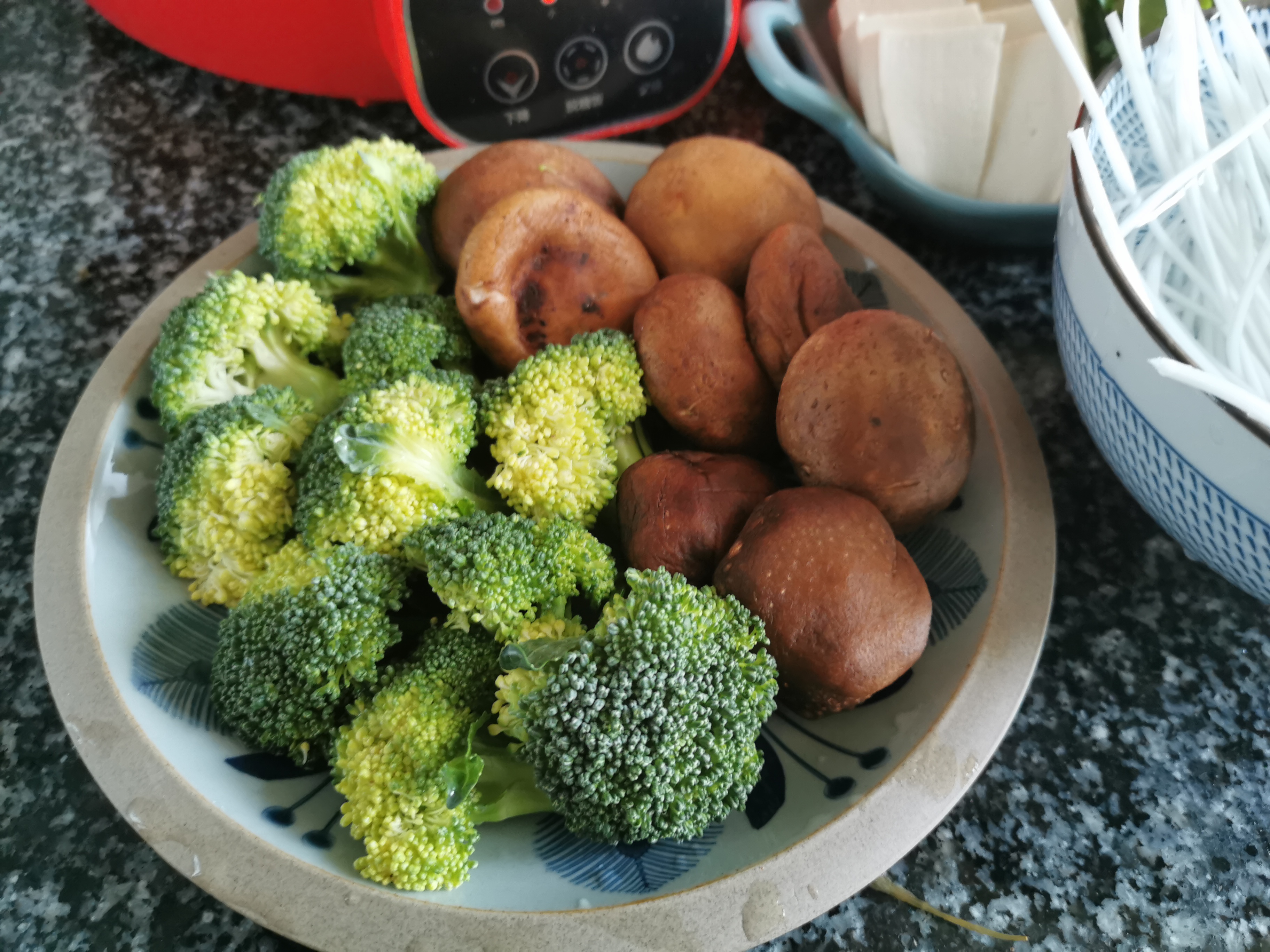 卤肉剩下汁子怎么做好吃,卤肉的汤汁怎么二次使用做面条