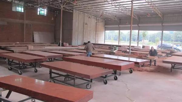 暗访广东天价大板生产基地,原料全是称斤拉木头,富豪还排队来买