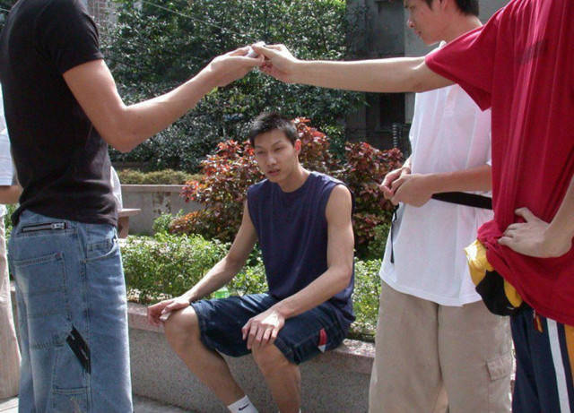 易建联高考时有多火,16岁易建联是学霸