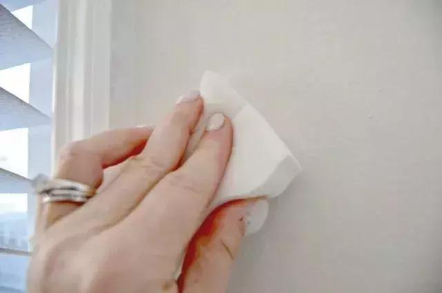 白墙的贴纸怎么去除掉不破坏墙面,家里的白墙脏了怎么弄得干净呢