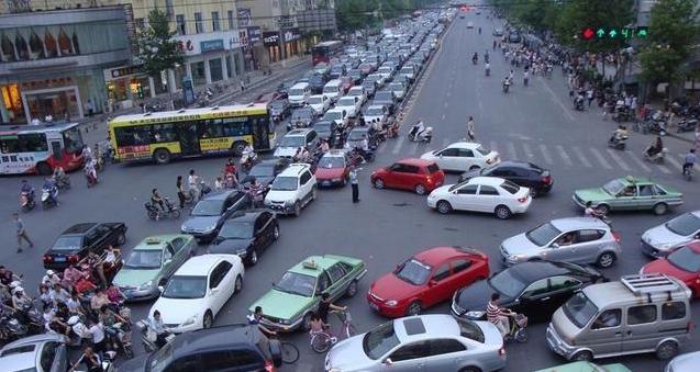 红绿灯坏了过路口扣分吗,遇到路口红绿灯坏了该怎么走呢