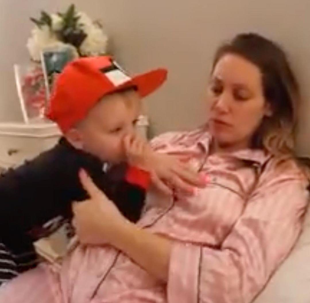 美国网红领养中国残障男孩,疯狂吸血赚钱后就无情抛弃?