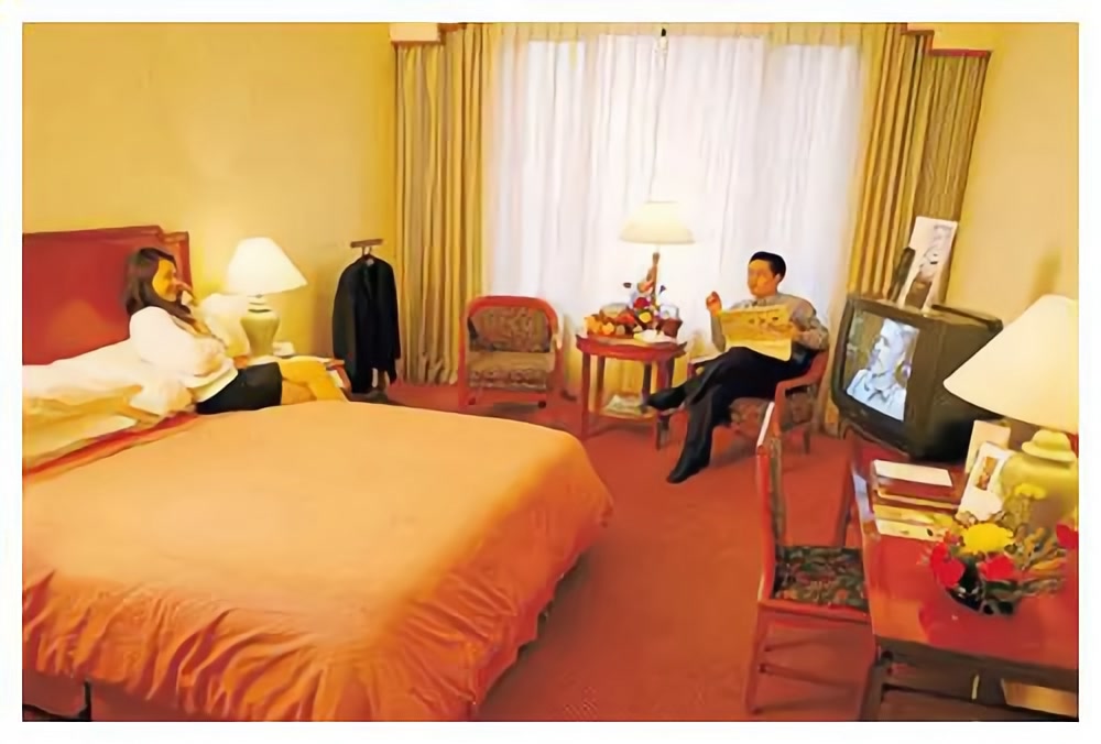 为什么情侣住酒店，不会被查，但是假的就一劳永逸的查？