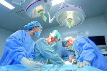 记者蹲点传染病医院，揭秘艾滋病治疗专职医生和她管理的198位患者故事