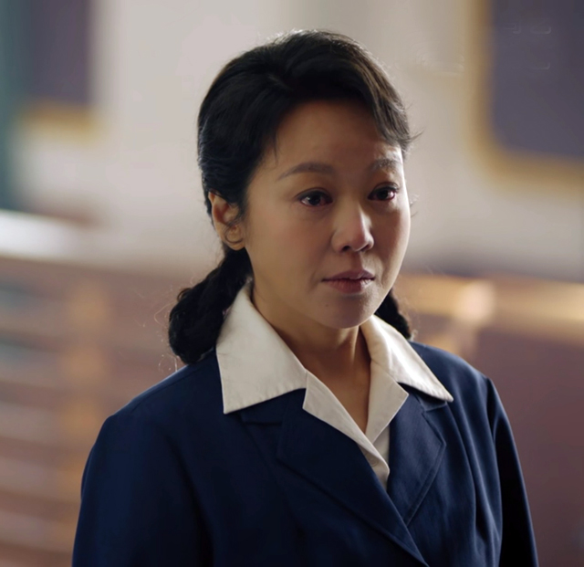 闫妮面部表情僵硬说话阴阳怪气,少年派闫妮面部怎么僵硬呢