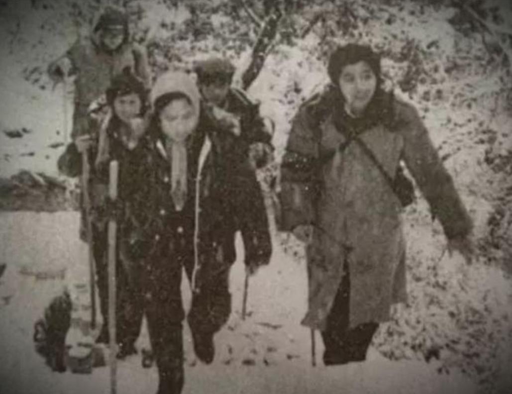 86版西游记总导演杨洁遗体追悼会,西游记导演杨洁给六小龄童示范