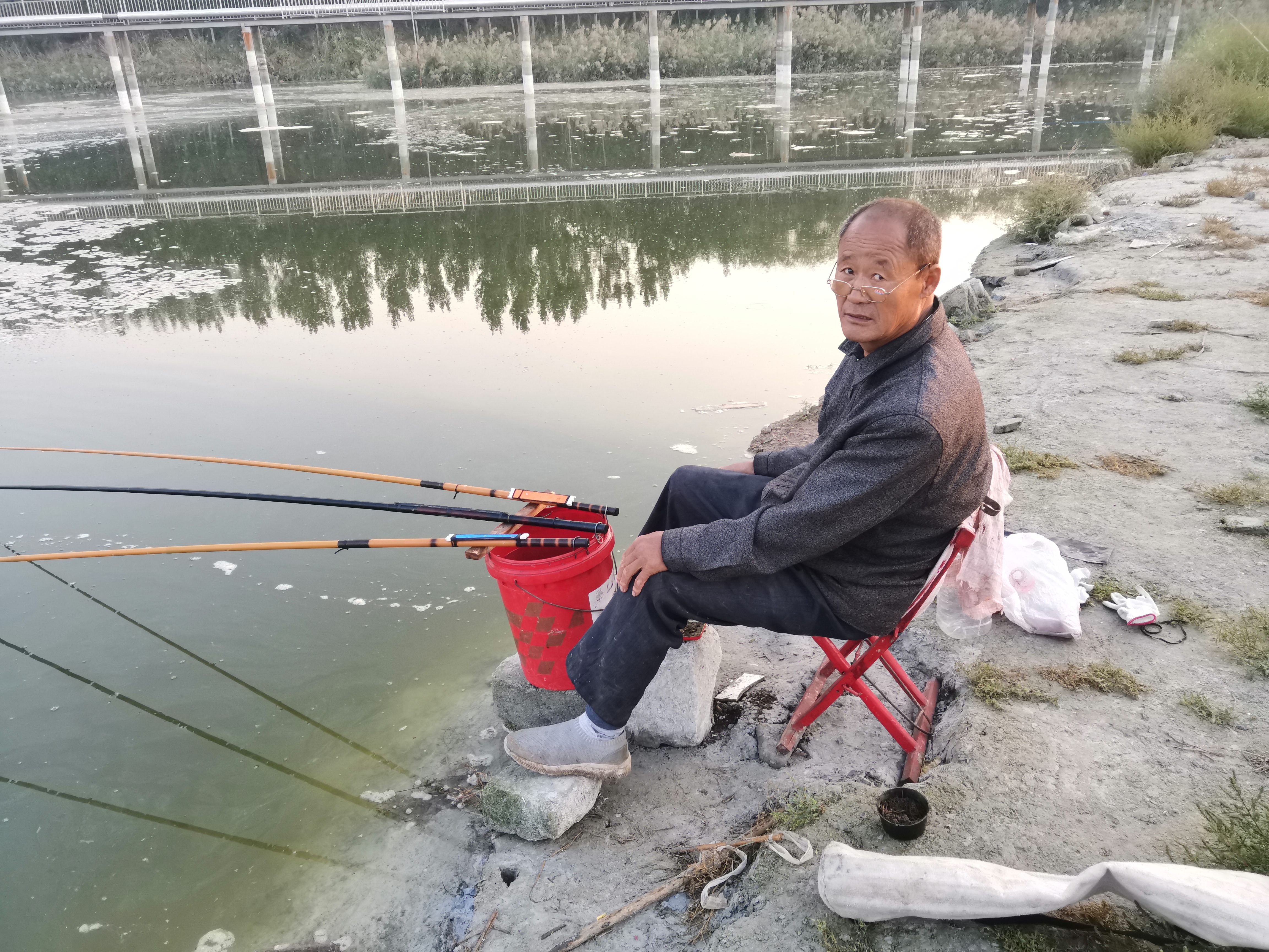 新手野钓带几根鱼竿 (钓鱼人一般带几根鱼竿)