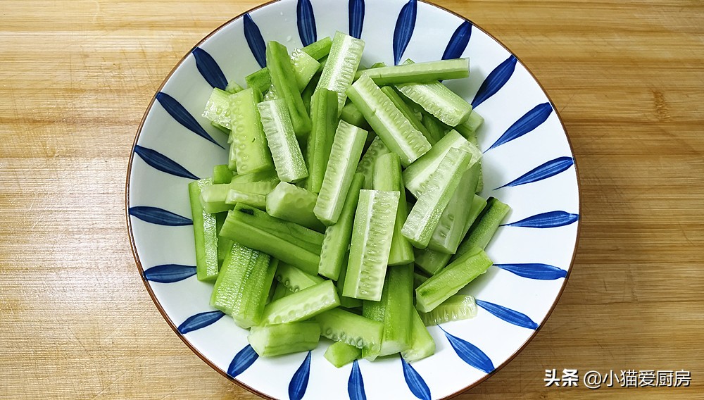 10分钟快速腌黄瓜条,酱黄瓜条怎么腌又脆又好吃