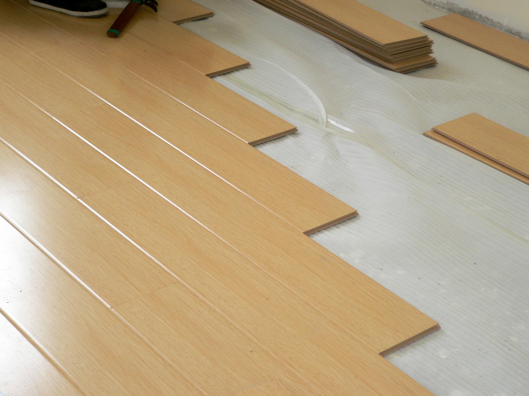 地板开裂拱起怎么办,刚铺的地板起拱是什么原因