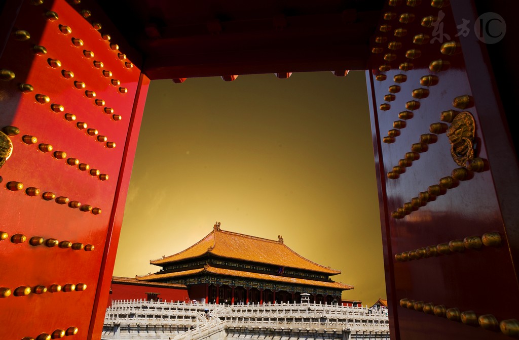 小说：她本以为逃脱梦中的场景，却又在公交车上看见了熟悉的面孔