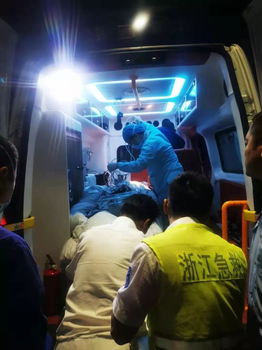 歹徒连开八枪,浙江歹徒5分钟开8枪是否抓住